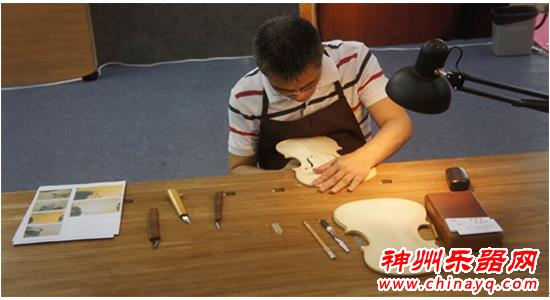 制琴狂人吴祖亮受聘非遗传承使命 - 神州乐器网新闻
